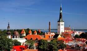 Эстония пока не будет выдавать туристические визы россиянам
