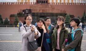 Китай возобновляет турпоездки в ряд стран