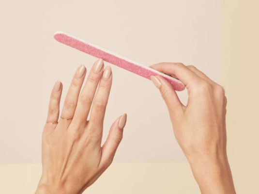 Найти правильную пилочку и принимать витамины: как отрастить длинные ногти